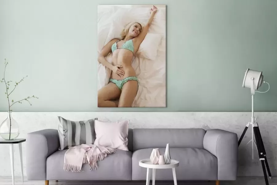 MuchoWow Canvas Schilderij Vrouw die in een gekleurde bikini op bed ligt 120x180 cm Wanddecoratie XXL