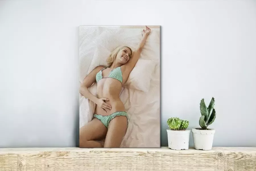 MuchoWow Canvas Schilderij Vrouw die in een gekleurde bikini op bed ligt 20x30 cm Wanddecoratie