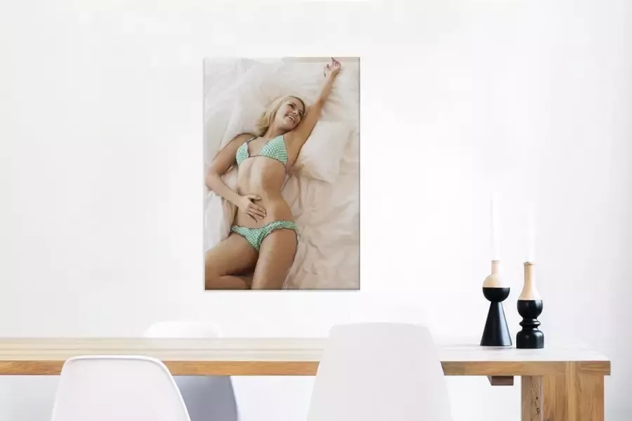 MuchoWow Canvas Schilderij Vrouw die in een gekleurde bikini op bed ligt 40x60 cm Wanddecoratie
