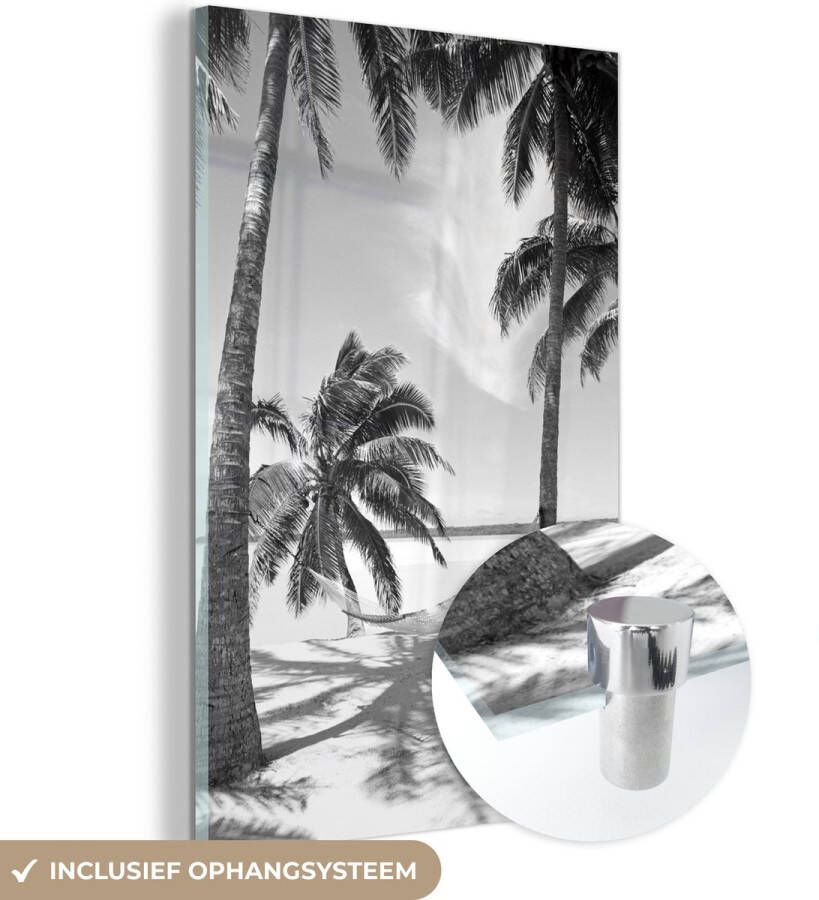 MuchoWow Glasschilderij 100x150 cm Schilderij acrylglas Palmbomen met een hangmat op het zandstrand zwart wit Foto op glas Schilderijen