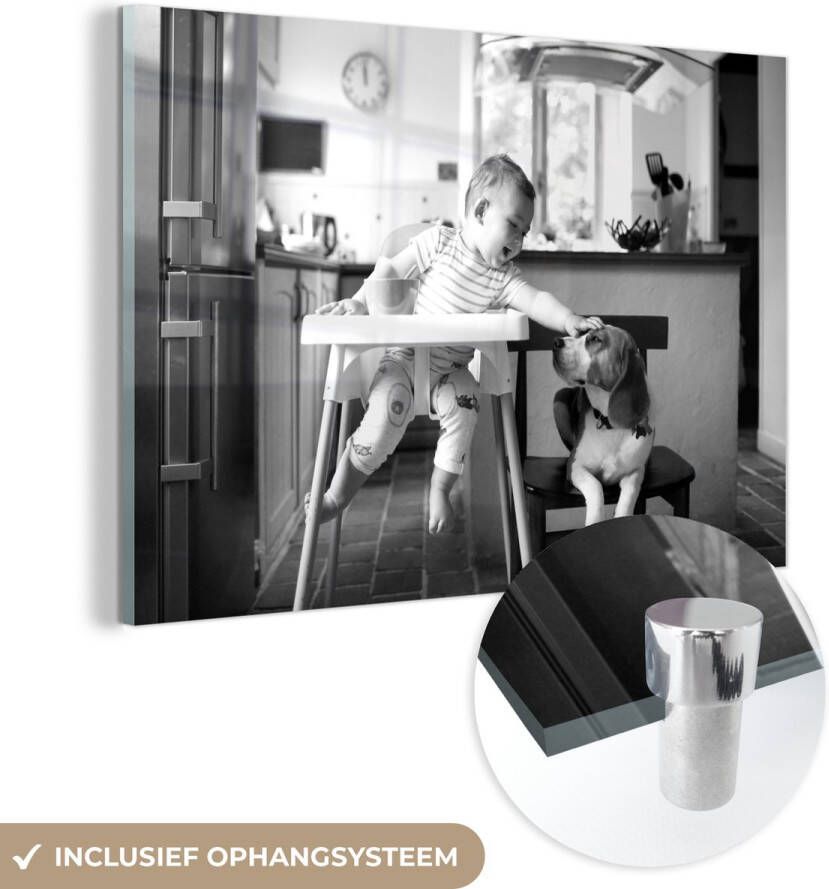 MuchoWow Glasschilderij 120x80 cm Schilderij acrylglas Baby in kinderstoel aait een hond zwart wit Foto op glas Schilderijen
