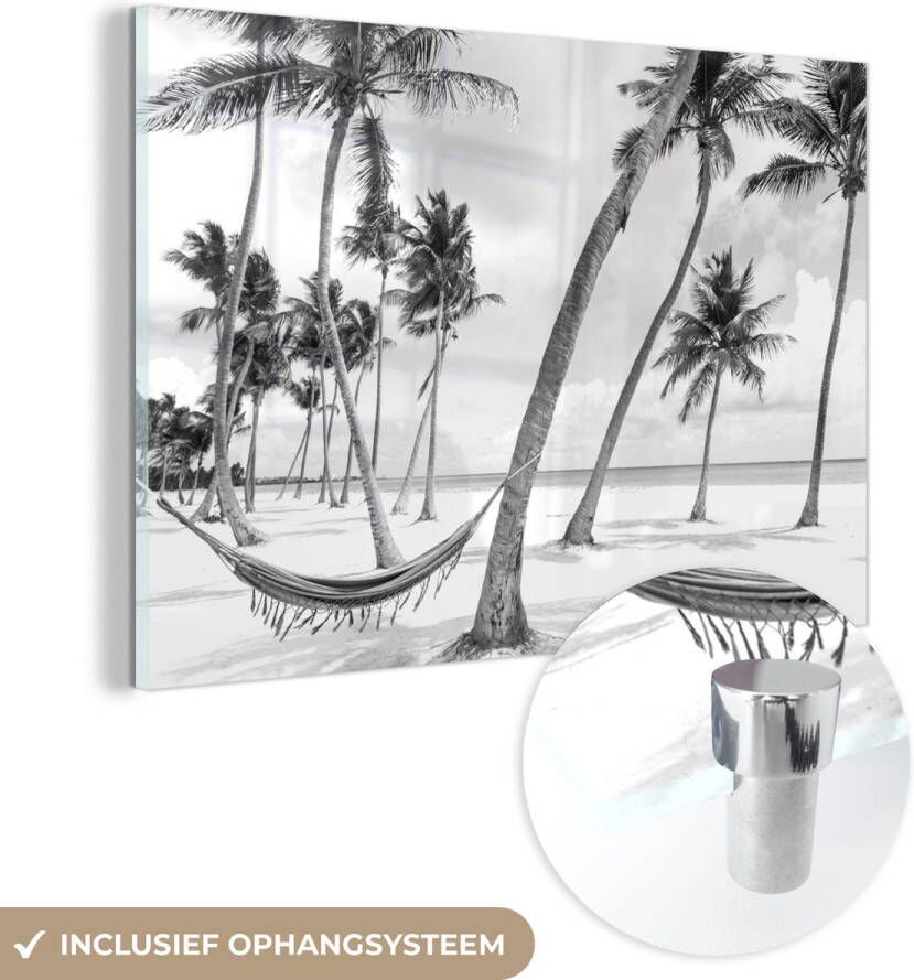 MuchoWow Glasschilderij 120x80 cm Schilderij acrylglas Hangmat tussen palmbomen op het strand bij de Dominicaanse Republiek zwart wit Foto op glas Schilderijen