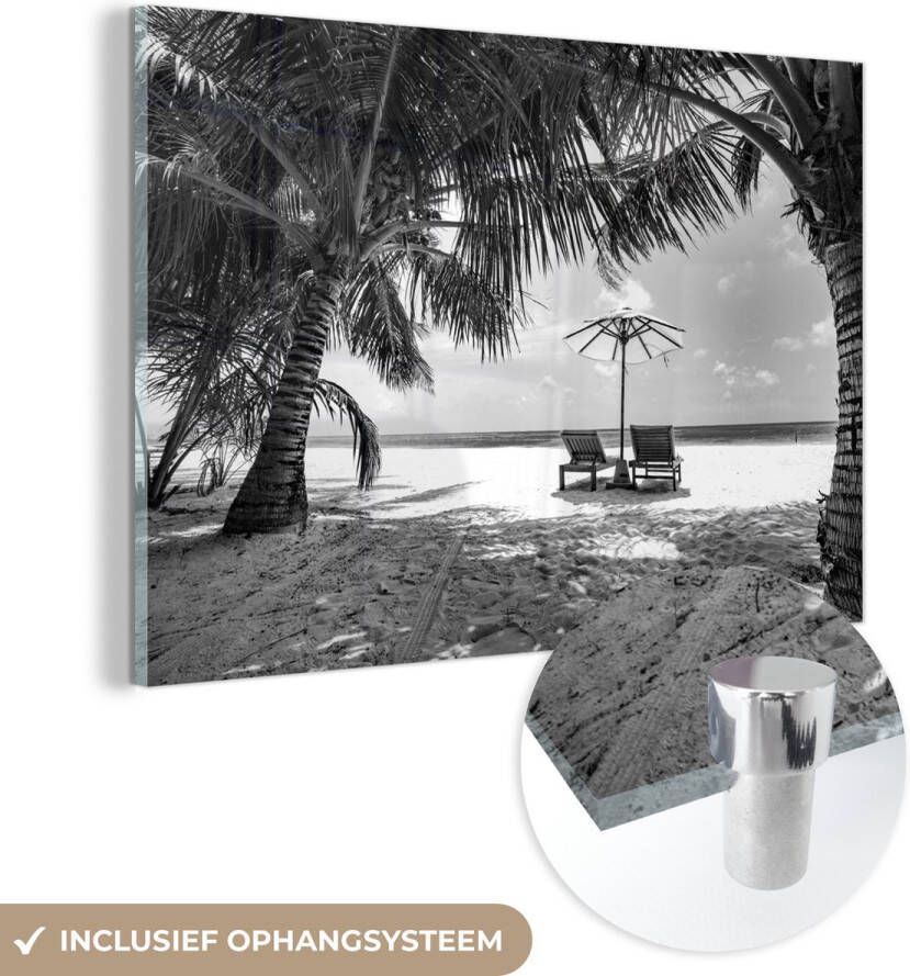 MuchoWow Glasschilderij 120x80 cm Schilderij acrylglas Ligbedden tussen de palmbomen op een strand van Bali zwart wit Foto op glas Schilderijen