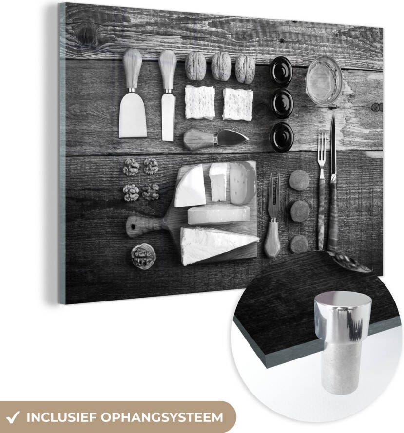 MuchoWow Glasschilderij 120x80 cm Schilderij glas Houten tafel met kaas zwart wit Foto op acrylglas Schilderijen