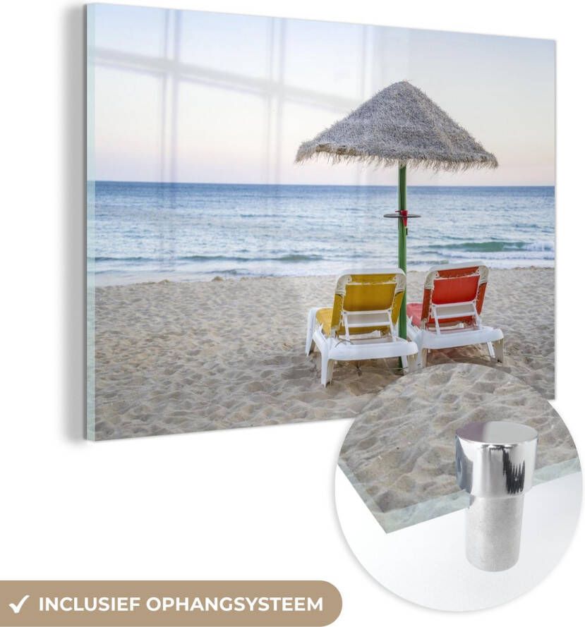 MuchoWow Glasschilderij 120x80 cm Schilderij glas Kleurrijke ligbedden onder stroparaplu's op Falesia Beach Foto op acrylglas Schilderijen