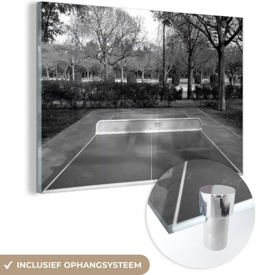 MuchoWow Glasschilderij 120x80 cm Schilderij glas Openbare tafel om tafeltennis te spelen zwart wit Foto op acrylglas Schilderijen