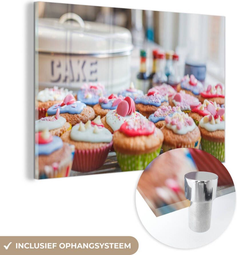 MuchoWow Glasschilderij 150x100 cm Schilderij acrylglas Een tafel vol met cupcakes Foto op glas Schilderijen