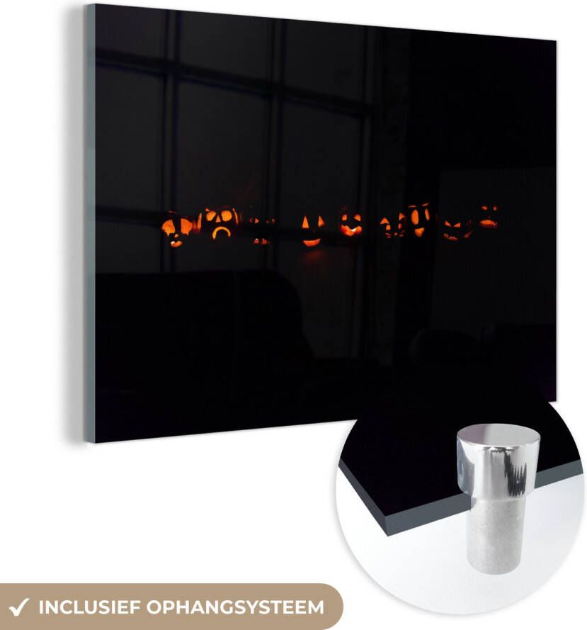 MuchoWow Glasschilderij 150x100 cm Schilderij acrylglas Meerdere lampen in de vorm van pompoenen met een donkere achtergrond Foto op glas Schilderijen