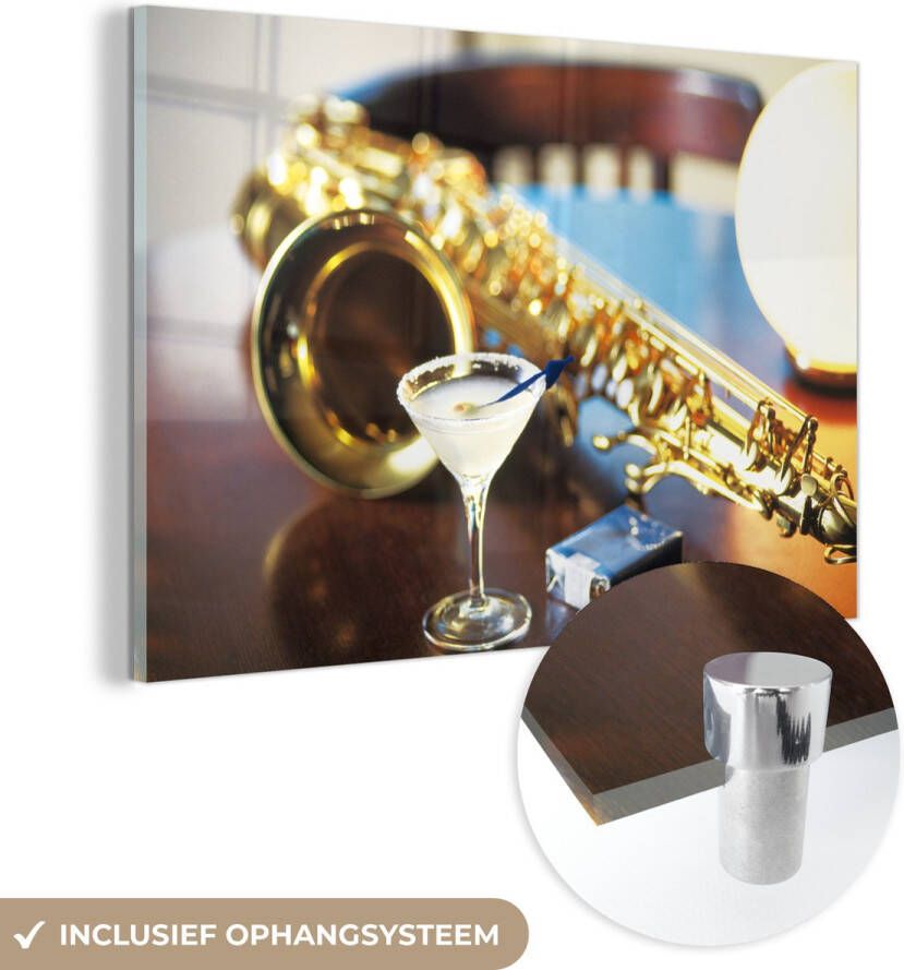 MuchoWow Glasschilderij 150x100 cm Schilderij acrylglas Saxofoon op tafel Foto op glas Schilderijen