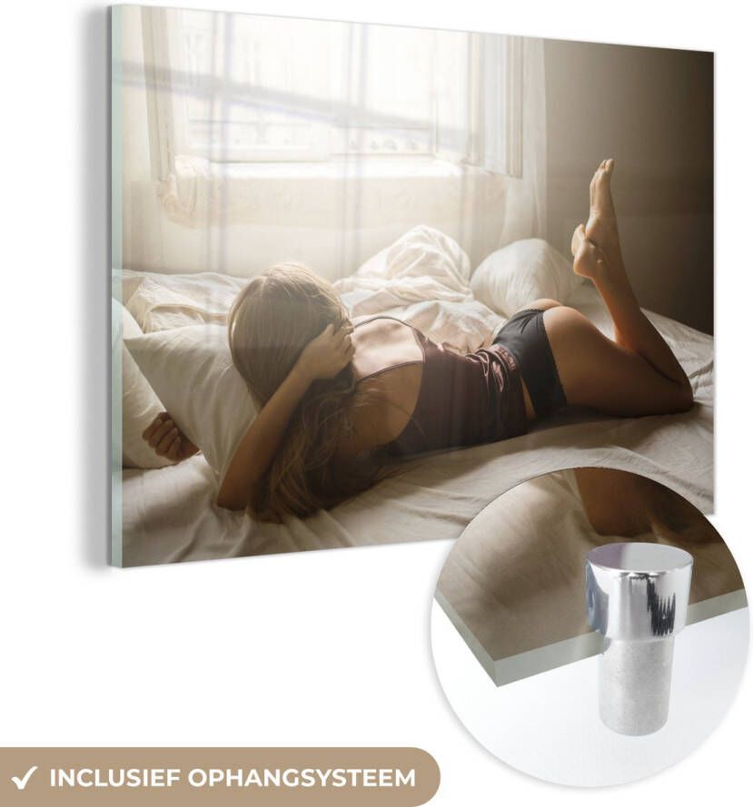 MuchoWow Glasschilderij 150x100 cm Schilderij acrylglas Vrouw draagt lingerie in bed Foto op glas Schilderijen