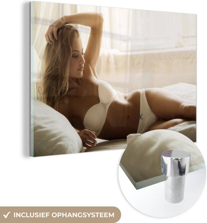 MuchoWow Glasschilderij 150x100 cm Schilderij acrylglas Vrouw in lingerie op bed Foto op glas Schilderijen