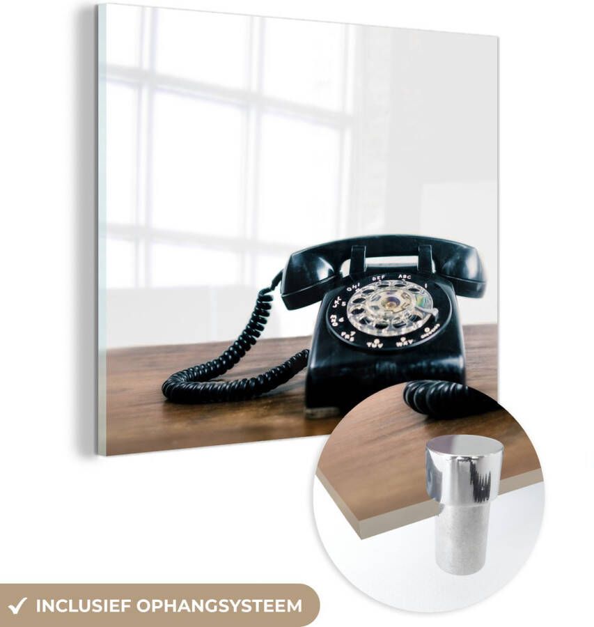 MuchoWow Glasschilderij 20x20 cm Schilderij acrylglas Illustratie van een zwarte retro telefoon op een houten tafel Foto op glas Schilderijen - Foto 2