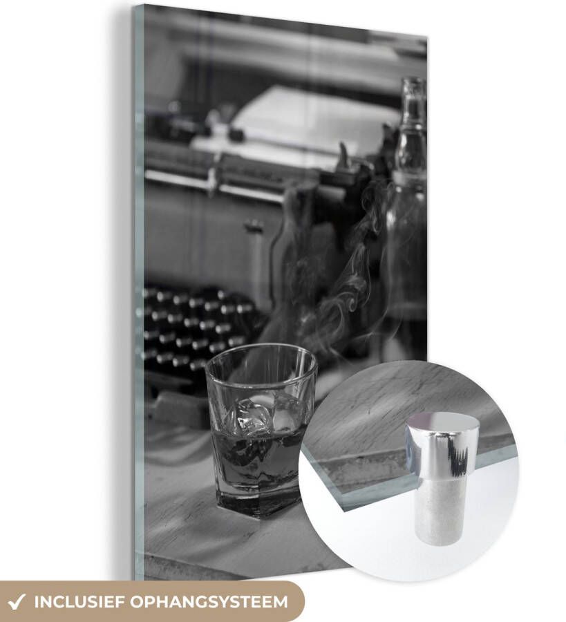 MuchoWow Glasschilderij 20x30 cm Schilderij acrylglas Whisky en sigaar op bureau zwart wit Foto op glas Schilderijen