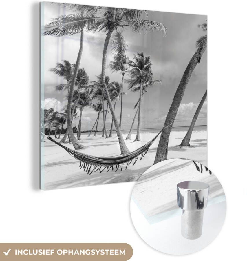 MuchoWow Glasschilderij 50x50 cm Schilderij glas Hangmat op strand van Dominicaanse Republiek zwart-wit Foto op acrylglas Schilderijen