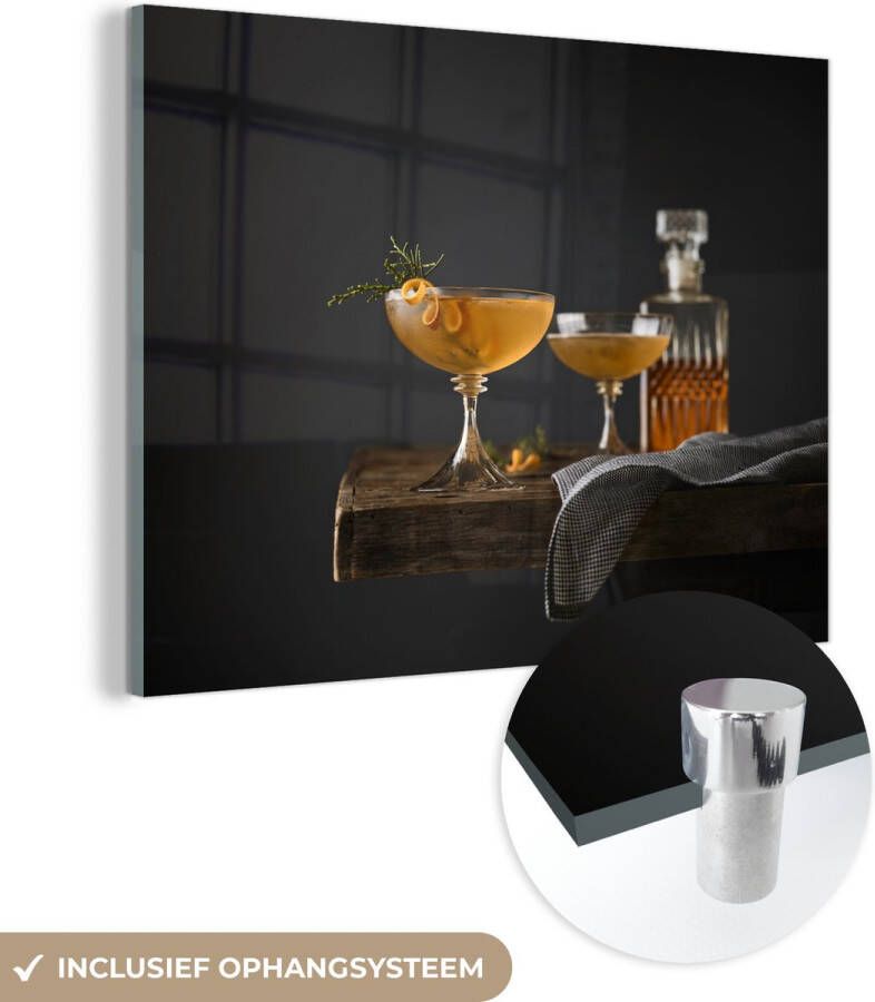 MuchoWow Glasschilderij 80x60 cm Schilderij acrylglas Dure drank op een houten tafel Foto op glas Schilderijen