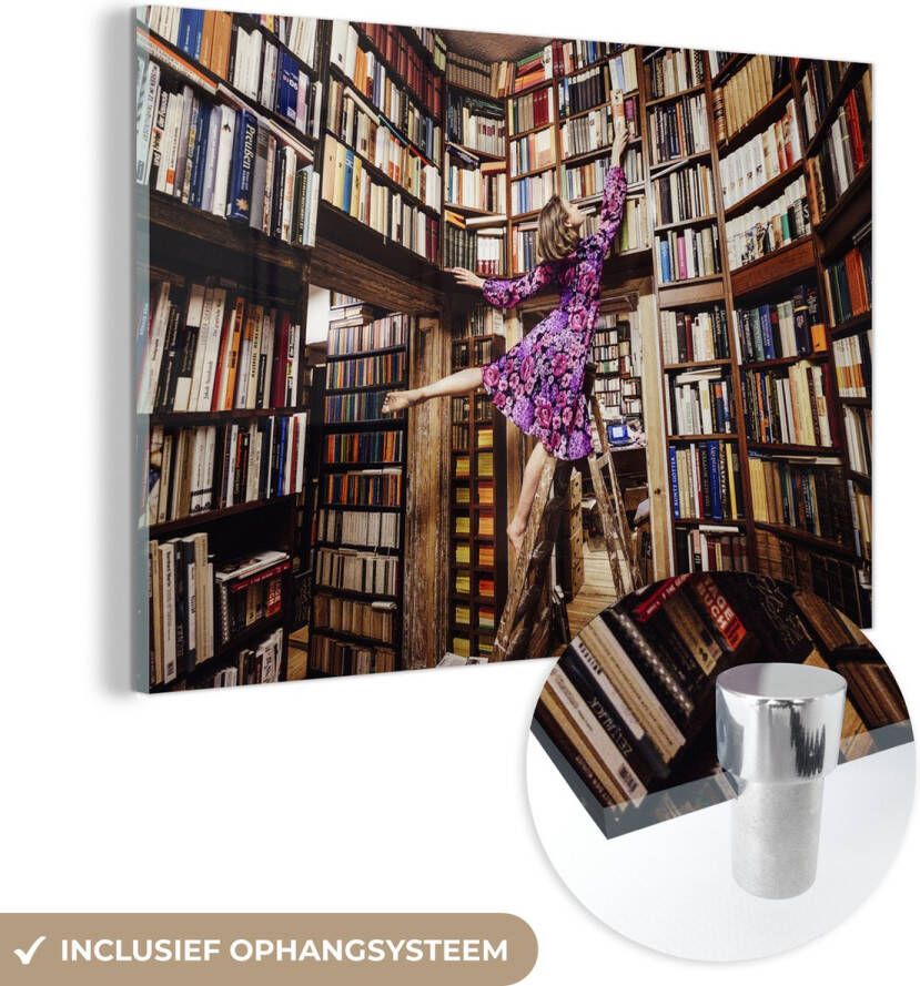 MuchoWow Glasschilderij 90x60 cm Schilderij acrylglas Vrouw op een ladder in de bibliotheek Foto op glas Schilderijen