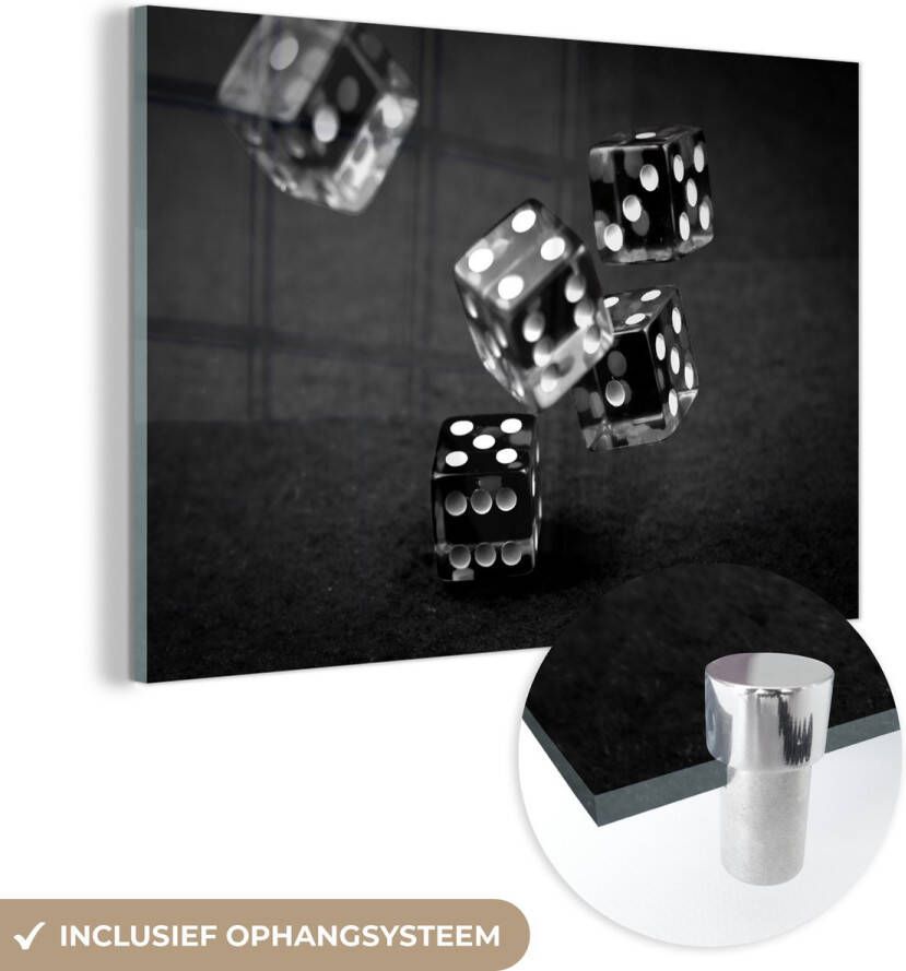 MuchoWow Glasschilderij 90x60 cm Schilderij glas Dobbelstenen vallen op tafel zwart wit Foto op acrylglas Schilderijen