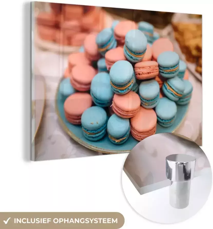 MuchoWow Glasschilderij 60x40 cm Schilderij acrylglas Blauwe en roze macarons op tafel Foto op glas Schilderijen