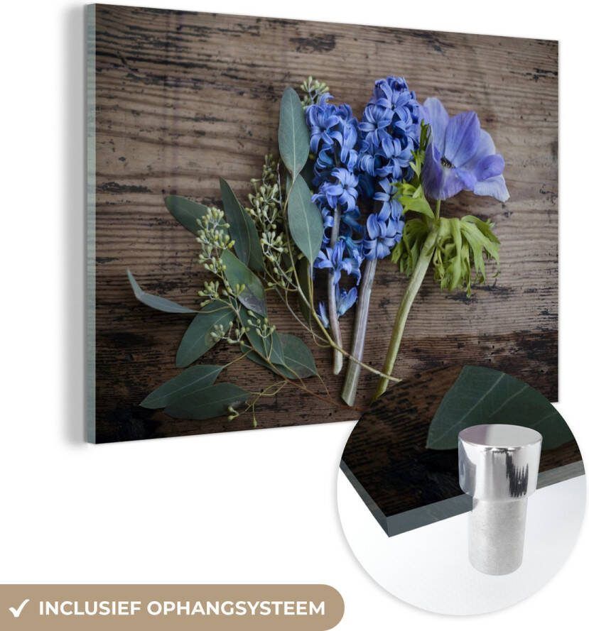 MuchoWow Glasschilderij 60x40 cm Schilderij acrylglas Blauwe hyacinten op een houten tafel Foto op glas Schilderijen