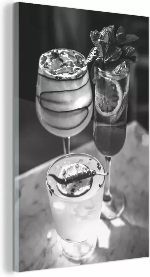 MuchoWow Glasschilderij Cocktails met dure drank op een marmeren tafel zwart wit 100x150 cm Acrylglas Schilderijen Foto op Glas