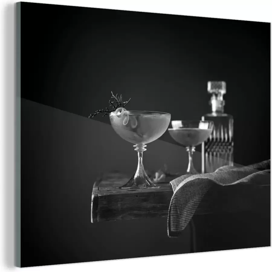 MuchoWow Glasschilderij Dure drank op een houten tafel zwart wit 120x90 cm Acrylglas Schilderijen Foto op Glas