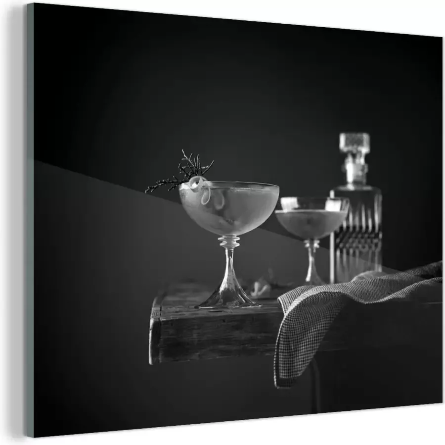 MuchoWow Glasschilderij Dure drank op een houten tafel zwart wit 80x60 cm Acrylglas Schilderijen Foto op Glas