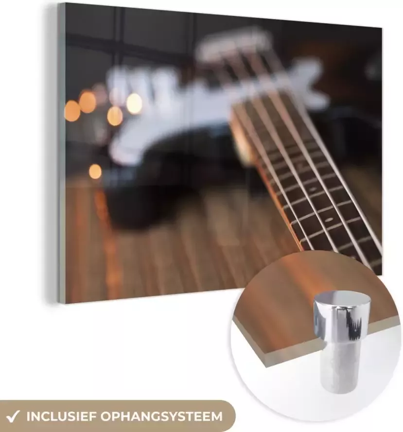 MuchoWow Glasschilderij 150x100 cm Schilderij acrylglas Een basgitaar ligt op een tafel Foto op glas Schilderijen