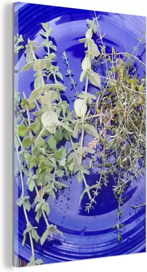 MuchoWow Glasschilderij Een blauw bord met aromatische tijm op een houten tafel 100x150 cm Acrylglas Schilderijen Foto op Glas