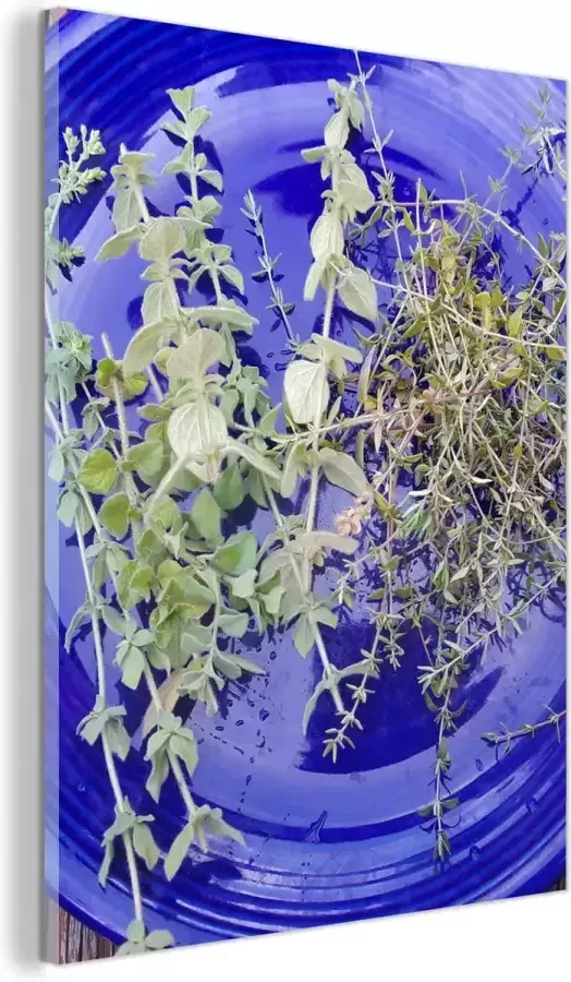 MuchoWow Glasschilderij Een blauw bord met aromatische tijm op een houten tafel 120x160 cm Acrylglas Schilderijen Foto op Glas