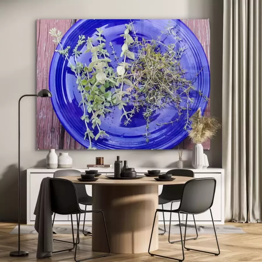MuchoWow Glasschilderij 160x120 cm Schilderij glas Een blauw bord met aromatische tijm op een houten tafel Foto op acrylglas Schilderijen - Foto 2