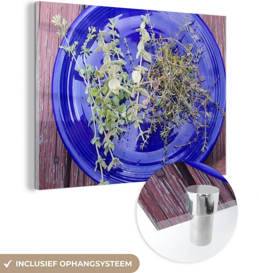 MuchoWow Glasschilderij 40x30 cm Schilderij acrylglas Een blauw bord met aromatische tijm op een houten tafel Foto op glas Schilderijen