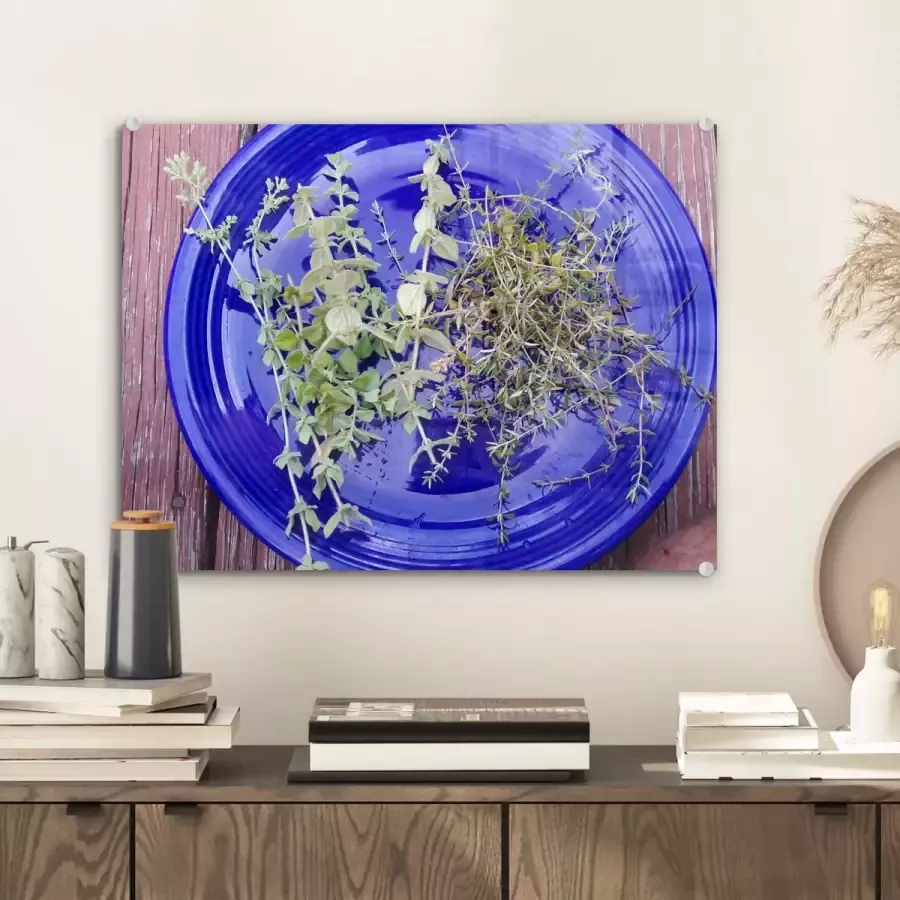 MuchoWow Glasschilderij 40x30 cm Schilderij acrylglas Een blauw bord met aromatische tijm op een houten tafel Foto op glas Schilderijen - Foto 2