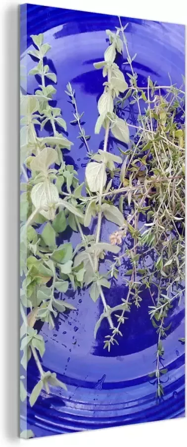 MuchoWow Glasschilderij Een blauw bord met aromatische tijm op een houten tafel 80x160 cm Acrylglas Schilderijen Foto op Glas