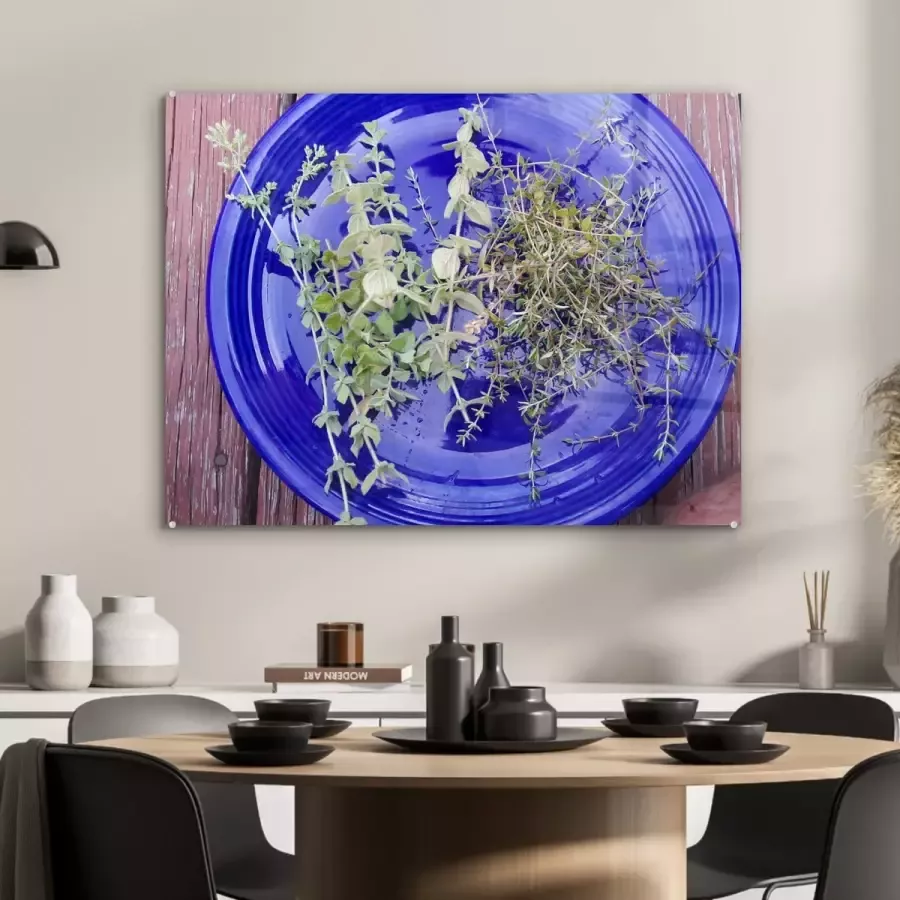 MuchoWow Glasschilderij 80x60 cm Schilderij glas Een blauw bord met aromatische tijm op een houten tafel Foto op acrylglas Schilderijen