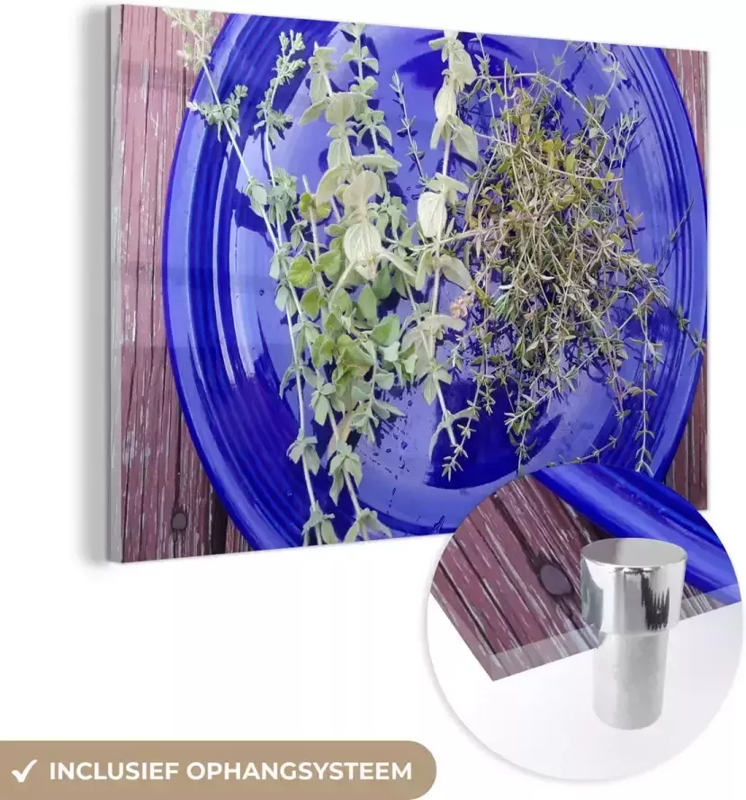 MuchoWow Glasschilderij 90x60 cm Schilderij acrylglas Een blauw bord met aromatische tijm op een houten tafel Foto op glas Schilderijen