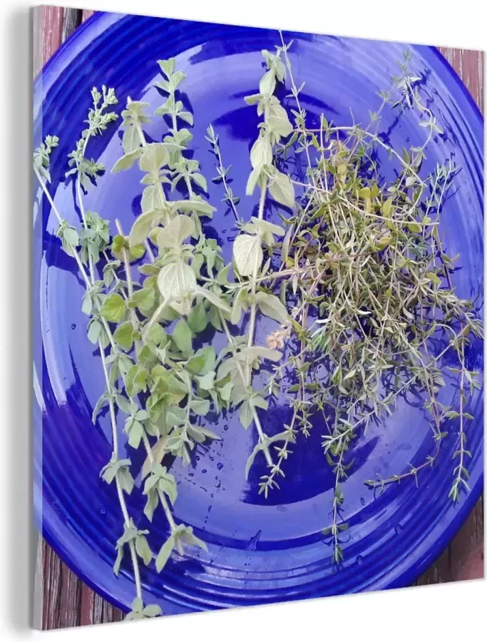 MuchoWow Glasschilderij Een blauw bord met aromatische tijm op een houten tafel 90x90 cm Acrylglas Schilderijen Foto op Glas