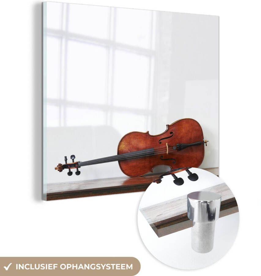 MuchoWow Glasschilderij 20x20 cm Schilderij glas Een cello op een houten tafel Foto op acrylglas Schilderijen