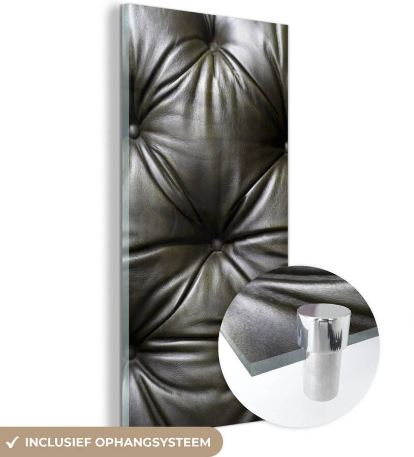 MuchoWow Glasschilderij 40x80 cm Schilderij glas Een close-up van een leren bank Foto op acrylglas Schilderijen
