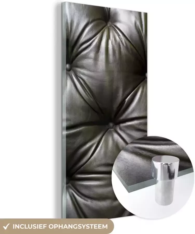 MuchoWow Glasschilderij 40x80 cm Schilderij glas Een close-up van een leren bank Foto op acrylglas Schilderijen - Foto 2