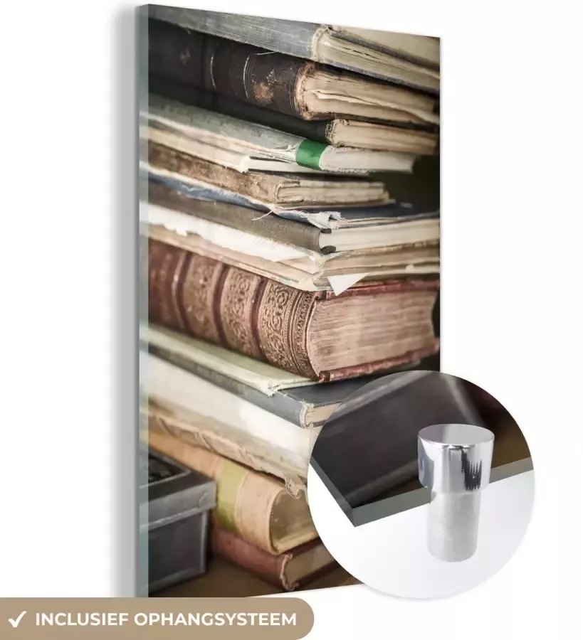MuchoWow Glasschilderij 60x90 cm Schilderij acrylglas Een hoge stapel antieke boeken in een kast Foto op glas Schilderijen