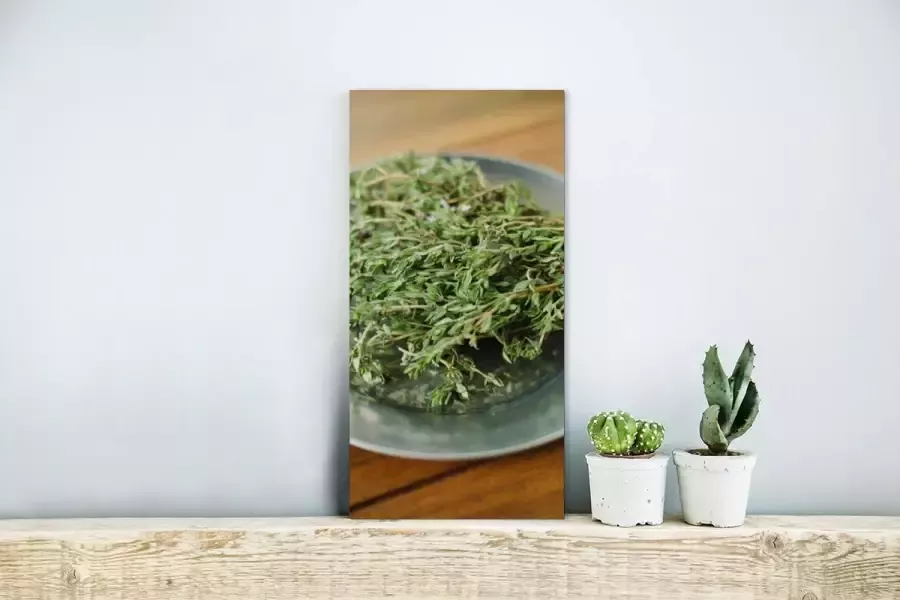 MuchoWow Glasschilderij Een keramisch bord met tijm op een houten tafel 20x40 cm Acrylglas Schilderijen Foto op Glas