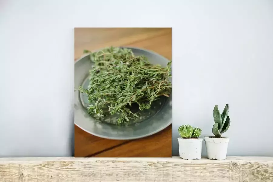 MuchoWow Glasschilderij Een keramisch bord met tijm op een houten tafel 30x40 cm Acrylglas Schilderijen Foto op Glas