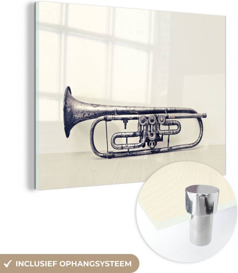 MuchoWow Glasschilderij 80x60 cm Schilderij glas Een oude trompet op een tafel Foto op acrylglas Schilderijen