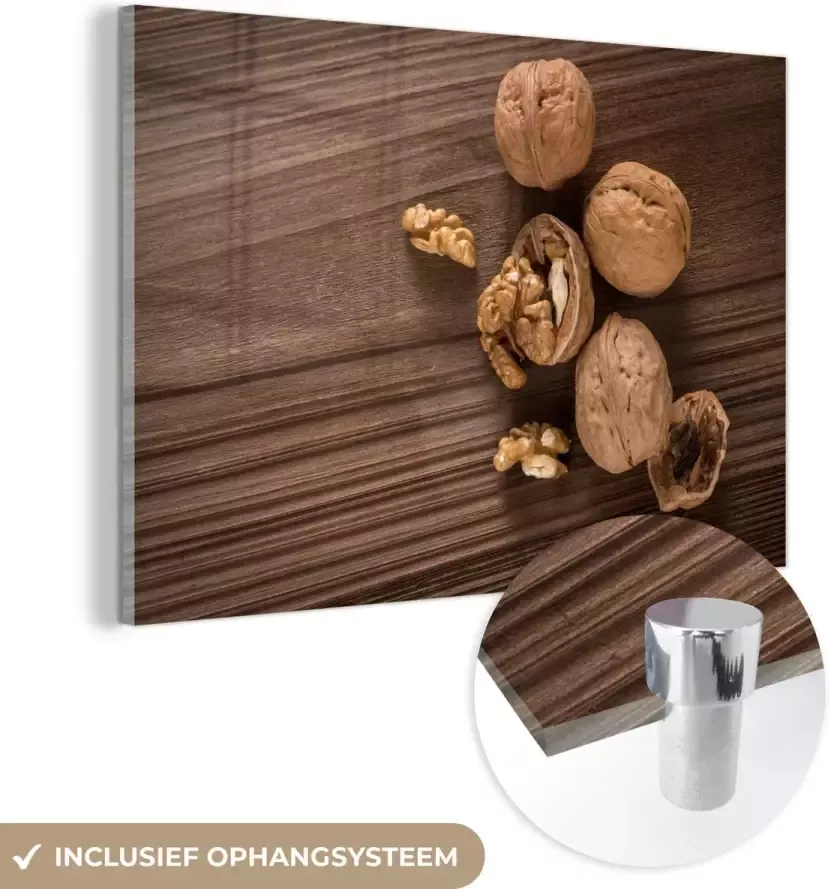 MuchoWow Glasschilderij 180x120 cm Schilderij acrylglas Gekrakte walnoot op een donkerbruine tafel Foto op glas Schilderijen