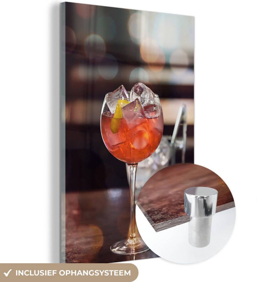 MuchoWow Glasschilderij 20x30 cm Schilderij acrylglas Gin tonic met rode vruchten op een houten tafel Foto op glas Schilderijen
