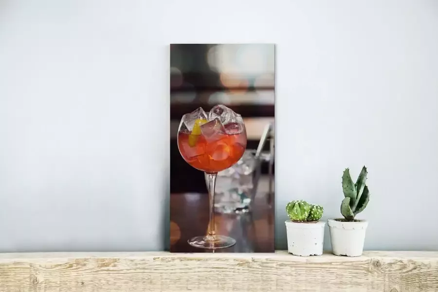MuchoWow Glasschilderij Gin tonic met rode vruchten op een houten tafel 20x40 cm Acrylglas Schilderijen Foto op Glas