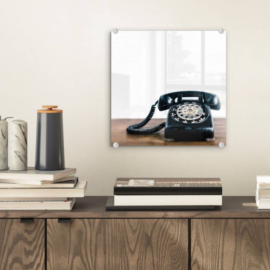 MuchoWow Glasschilderij 20x20 cm Schilderij acrylglas Illustratie van een zwarte retro telefoon op een houten tafel Foto op glas Schilderijen