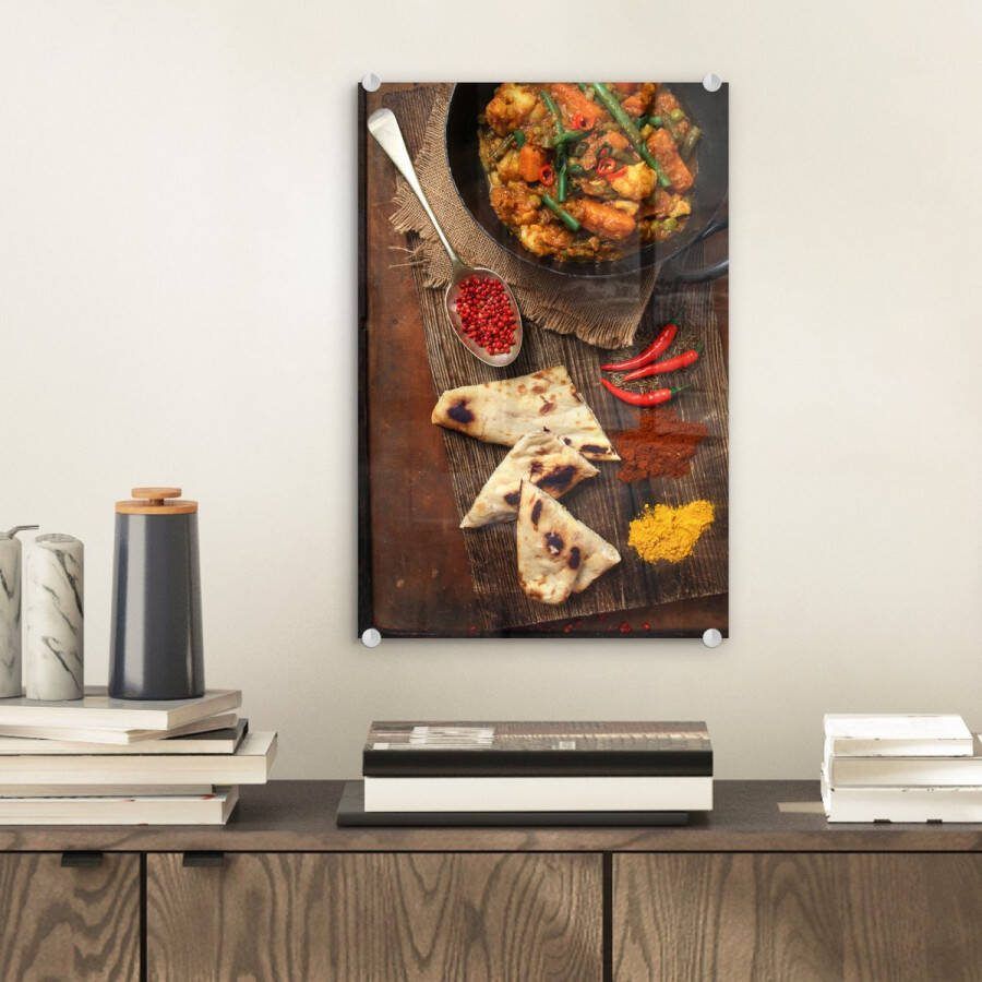 MuchoWow Glasschilderij 80x120 cm Schilderij acrylglas Indiaas eten op een donkerhouten tafel met een curry en naanbrood met specerijen Foto op glas Schilderijen