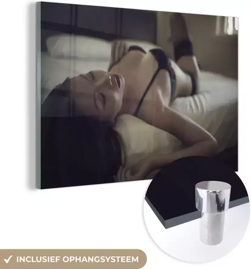 MuchoWow Glasschilderij 120x80 cm Schilderij acrylglas Jonge Aziatische vrouw in lingerie in bed Foto op glas Schilderijen