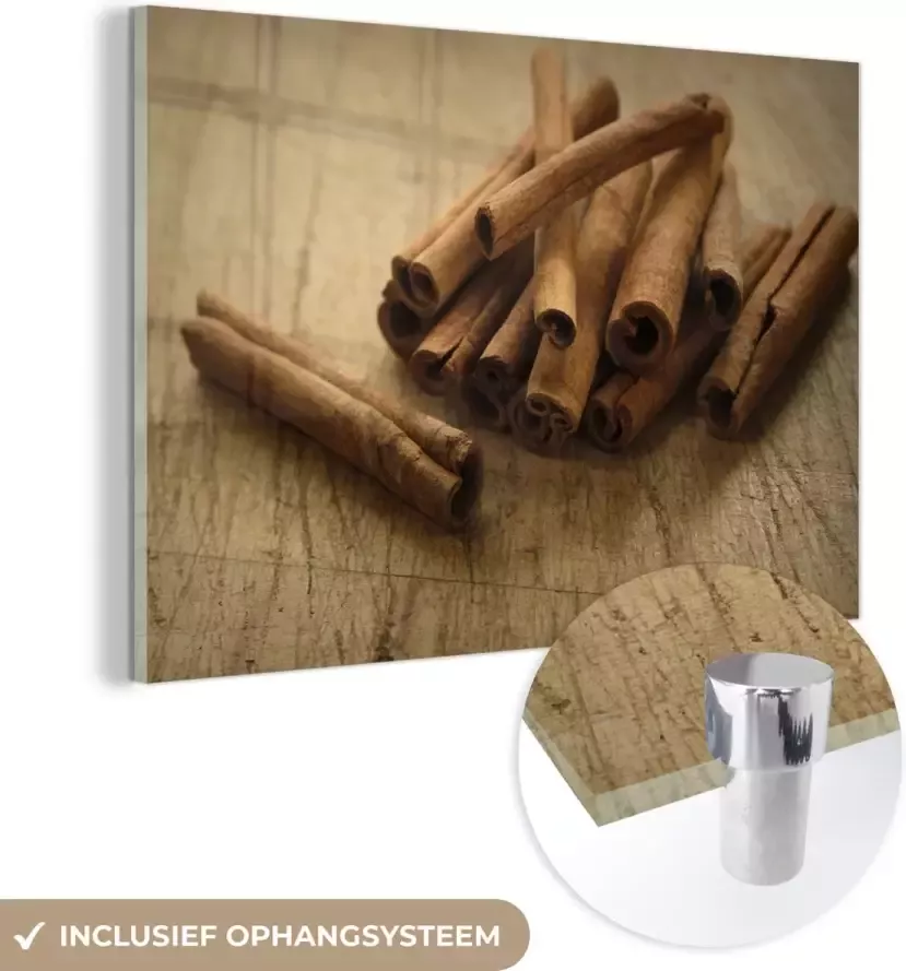 MuchoWow Glasschilderij 60x40 cm Schilderij acrylglas Kaneelstokje in een hoopje op een houten tafel Foto op glas Schilderijen